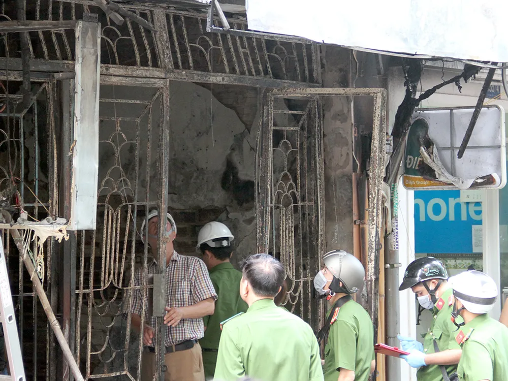 Vụ cháy ở đường Lê Văn Sỹ: Căng mắt tìm manh mối ảnh 15 Vụ cháy ở đường Lê Văn Sỹ: Căng mắt tìm manh mối ảnh 15